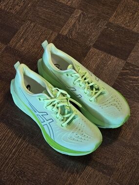 NWOT ASICS Men's Light Neon Green Running Shoes Size 12